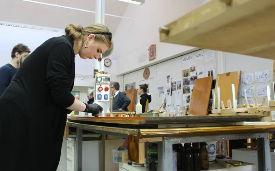Studenti restaurátorství zachraňují prvorepublikový nábytek z bytu na Hlinkách, který pamatuje zlatou éru Brna