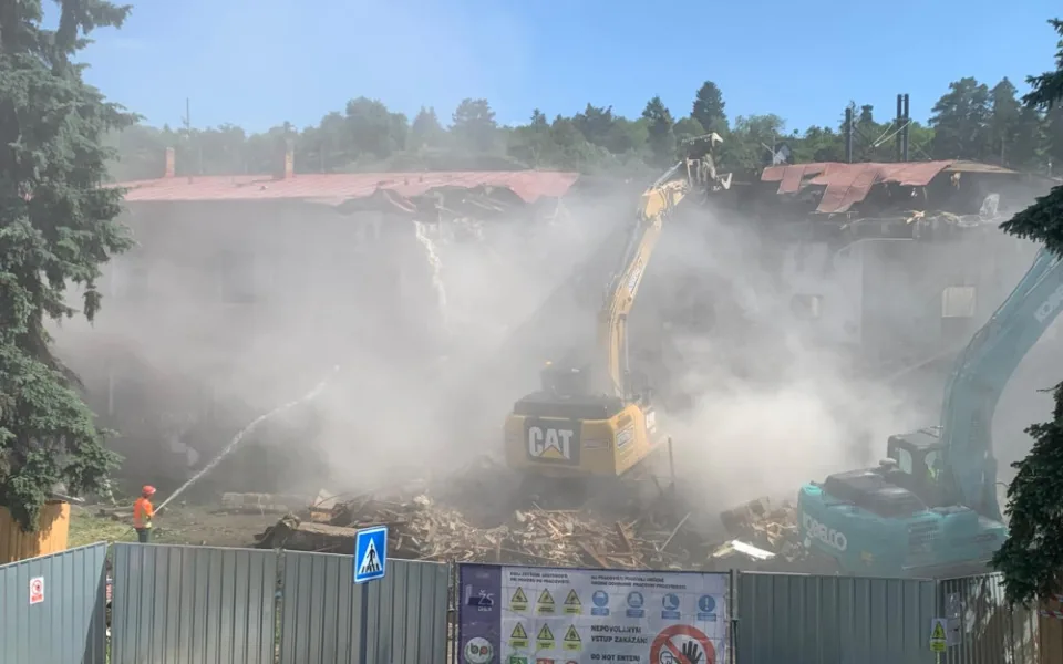 VIDEO: Dělníci začali s demolicí nádražní budovy v brněnském Králově Poli