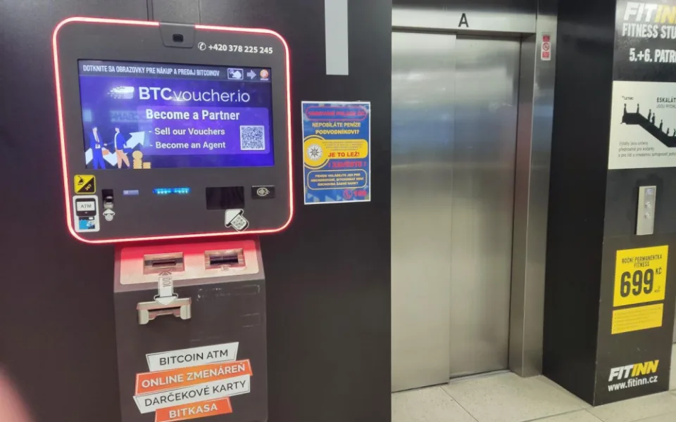 Seniorka stála u bitcoinmatu a posílala statisíce podvodníkům. Úspory jí zachránil kolemjdoucí kriminalista