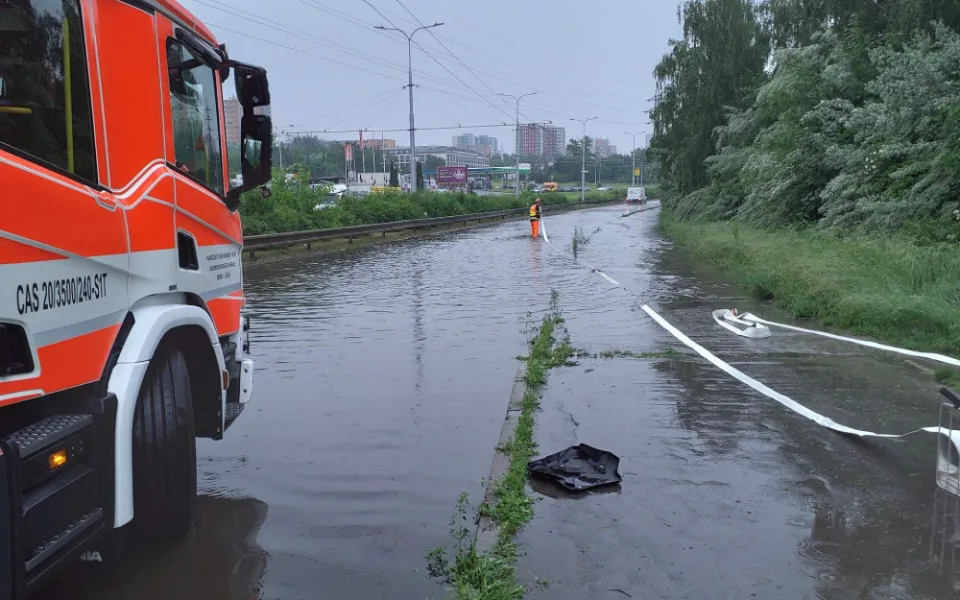 VIDEO: Déšť v Brně zatopil silnici. Lagunu odčerpávali hasiči