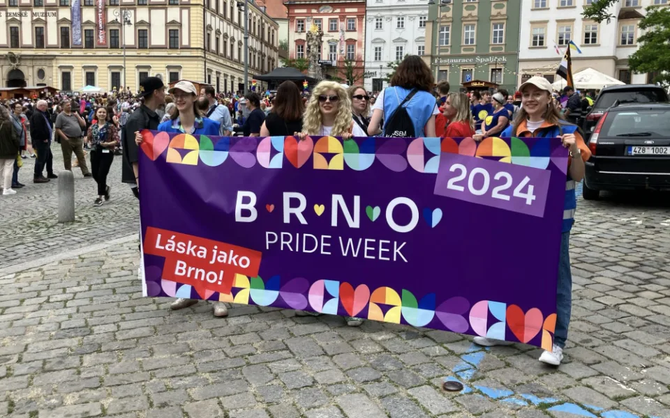 VIDEO: Brnem jdou stovky lidí v duhovém průvodu. Organizátoři čekají násilí ze strany odpůrců