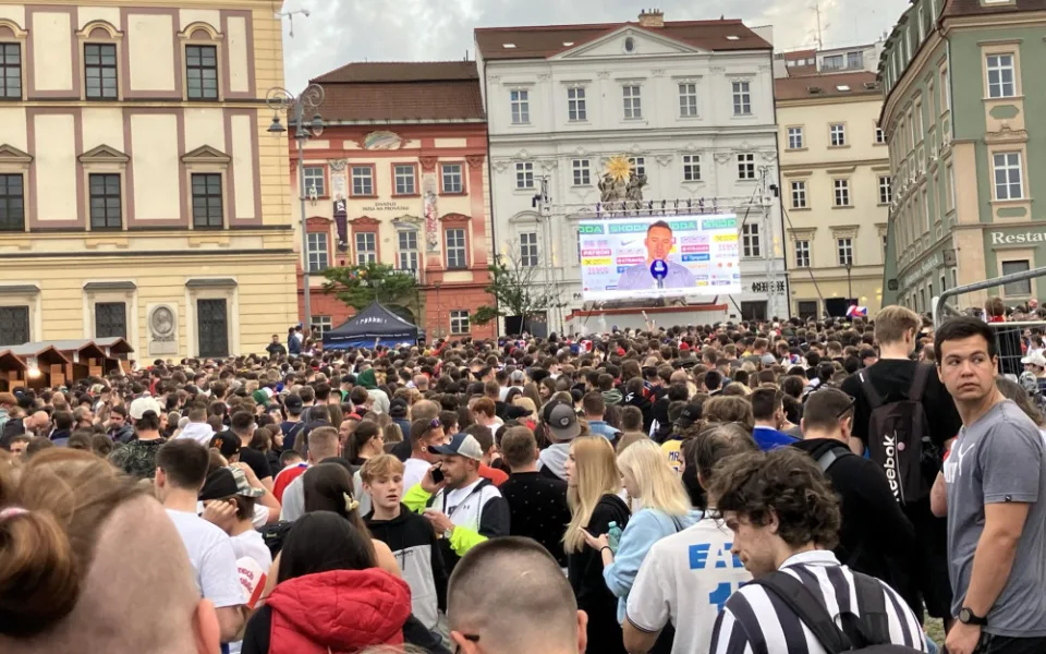VIDEO: Tisíce lidí v centru Brna fandí českým hokejistům ve finále mistrovství světa