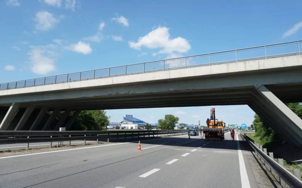 Silničáři zavřou část mostu přes dálnici D2 u brněnského obchodního centra. Řidiče čeká půlroční omezení