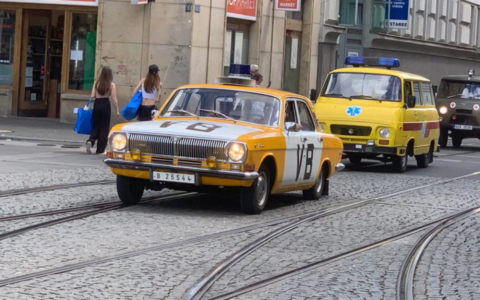 VIDEO: Centrem jihomoravské metropole projela kolona veteránů. Vozidla zamířila na jih města