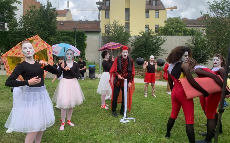 VIDEO: Brněnský Bronx roztančily tóny romské hudby. Lidé si užívají Ghettofest