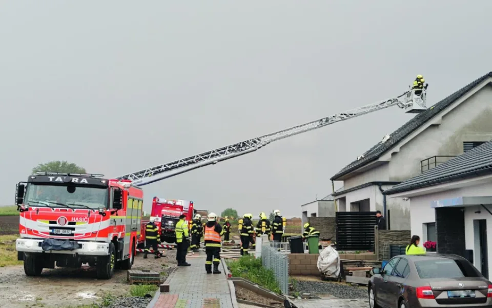 Do rodinného domu uhodil blesk a zapálil střechu. Škoda přesáhla milion a půl