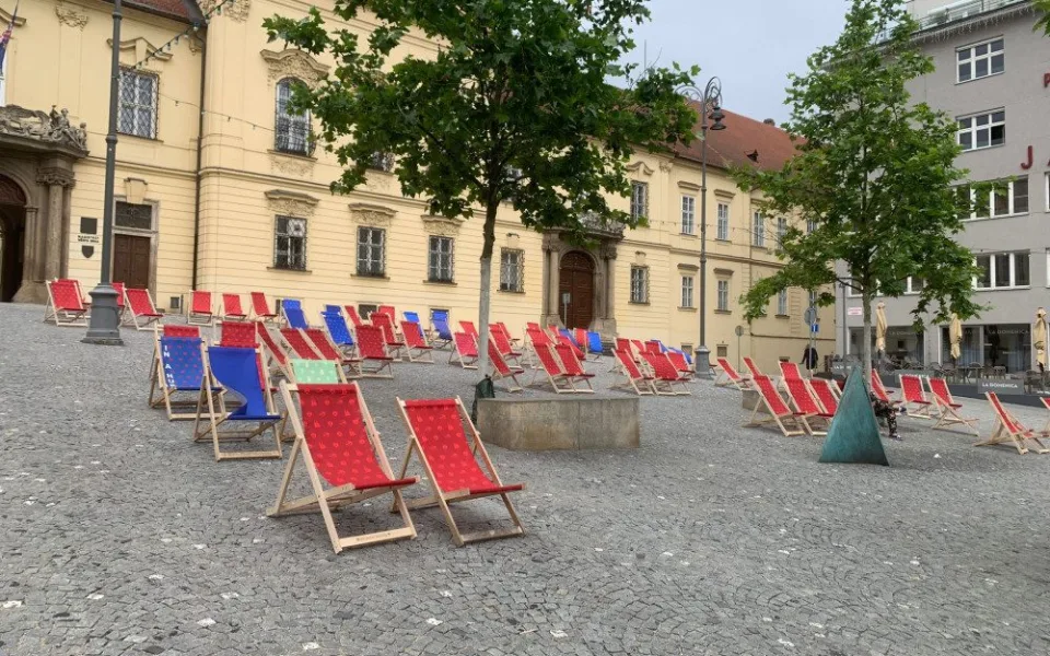 Do ulic Brna se vrátila lehátka. Lidé se mohou v centru celé léto slunit jako u moře