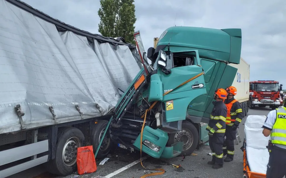 Nehoda tří kamionů uzavřela dálnici u Brna. Dva lidé jsou zranění
