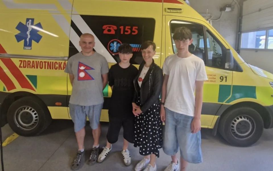 Otec zkolaboval u snídaně, přestal dýchat a zastavilo se mu srdce. Zachránili ho jeho synové a manželka