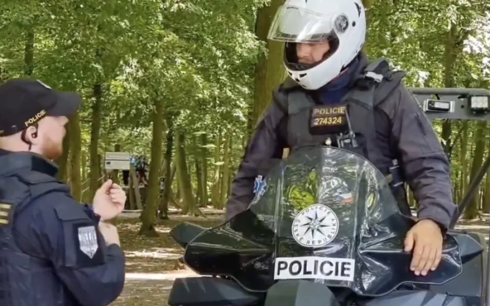 VIDEO: Muž podezřelý z vraždy ženy se má pohybovat v okolí Pryglu