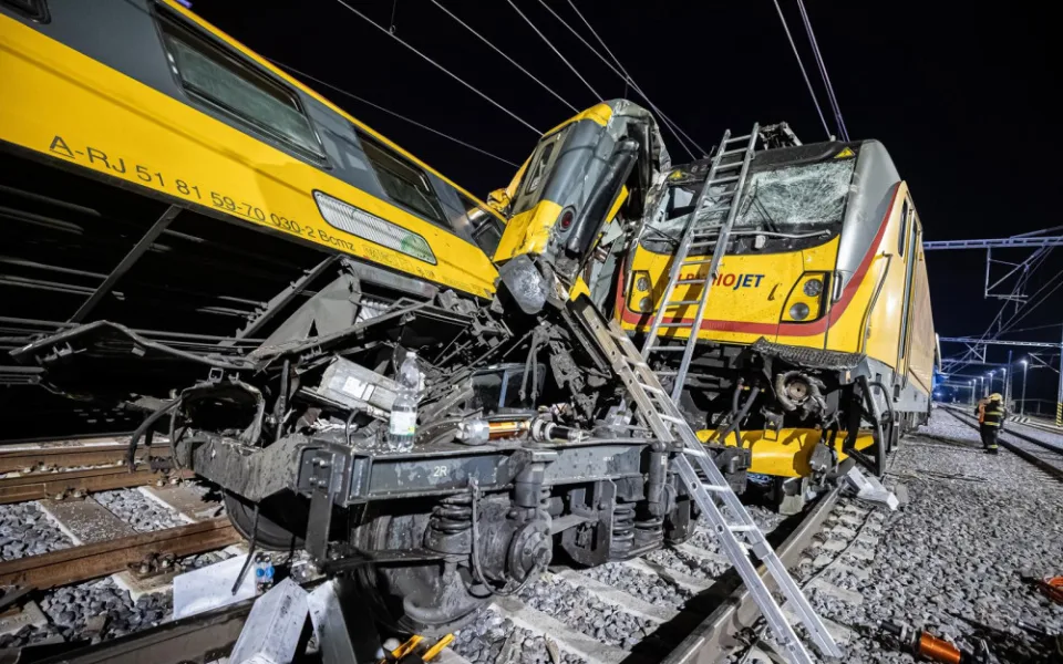 VIDEO: RegioJet odškodní cestující z vlaku, ve kterém po nehodě zemřeli čtyři lidé