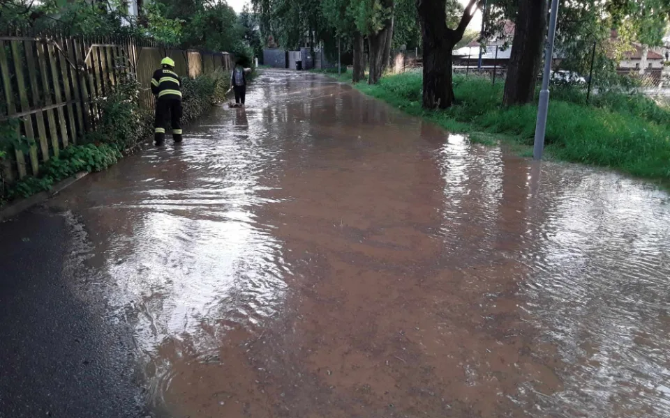 Hasiči na jihu Moravy po bouřkách odčerpávali vodu. Zatopené byly i silnice