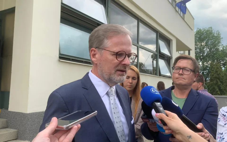 VIDEO: V Brně se otevřely volební místnosti. Lístek do urny vhodil mezi prvními premiér Fiala