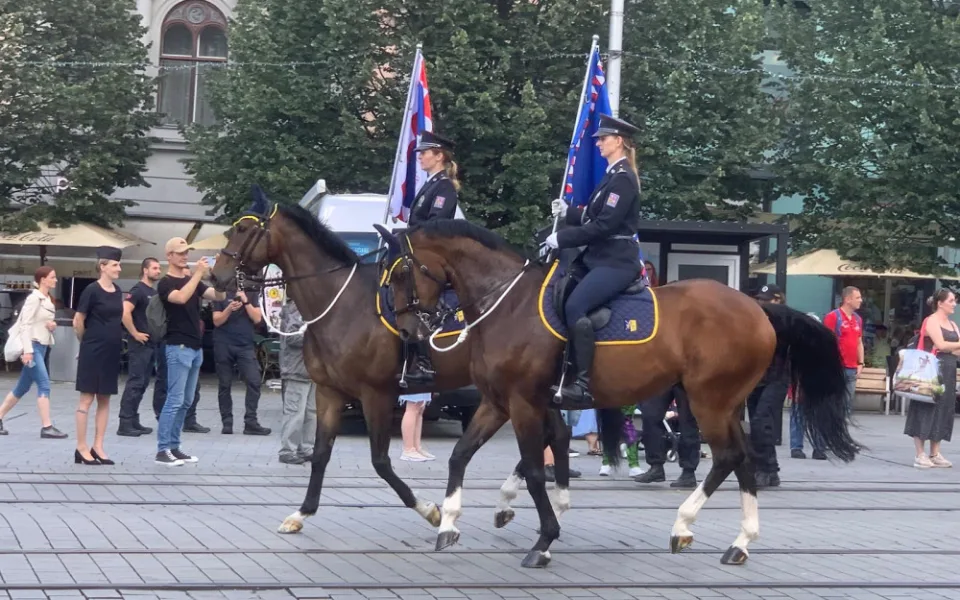 VIDEO: Do centra Brna dorazily desítky policistů na koních. Předvedou své dovednosti