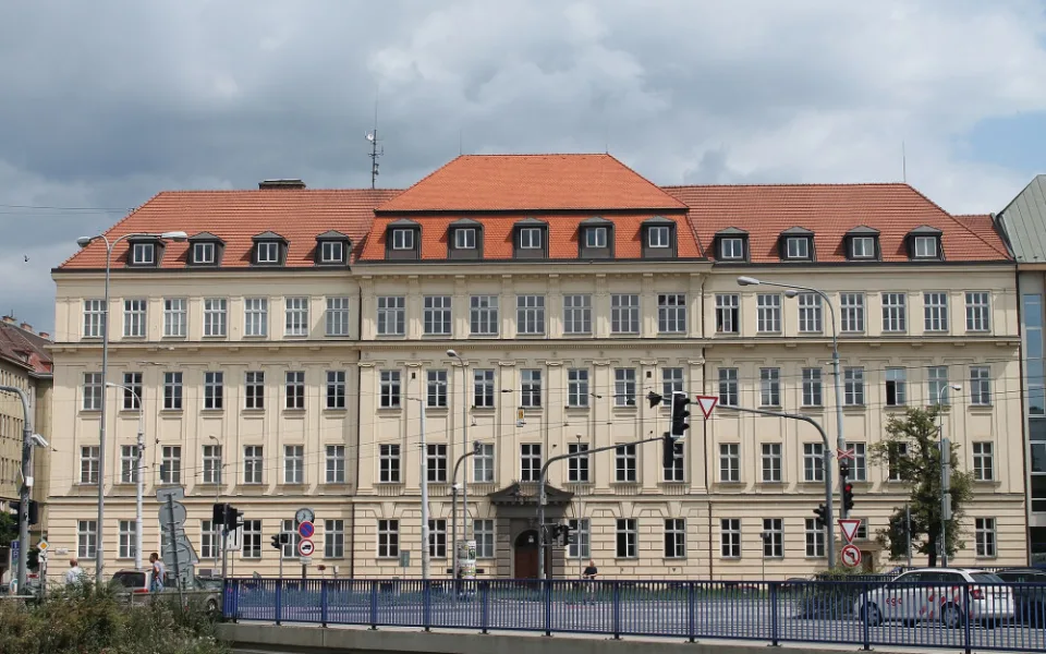 Muž, který přišel v Brně na fakultu s pistolí, přišel o zbraň i zbrojní průkaz