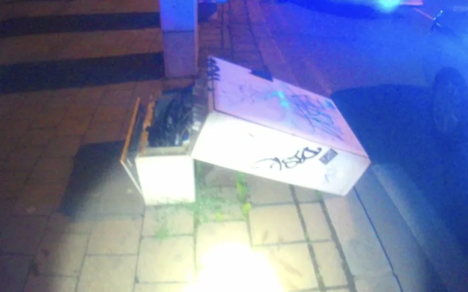 Mladík před zraky strážníků rozkopal elektrický rozvaděč. Byl jsem naštvaný, hájil se