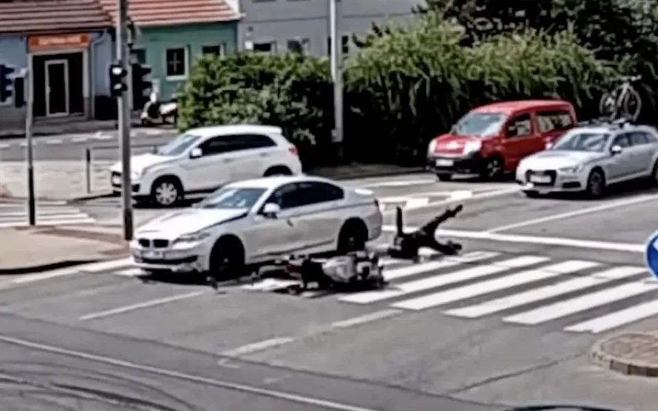 Mladíci projížděli Brnem jako v GTA. Srazili motorkáře a bourali do aut