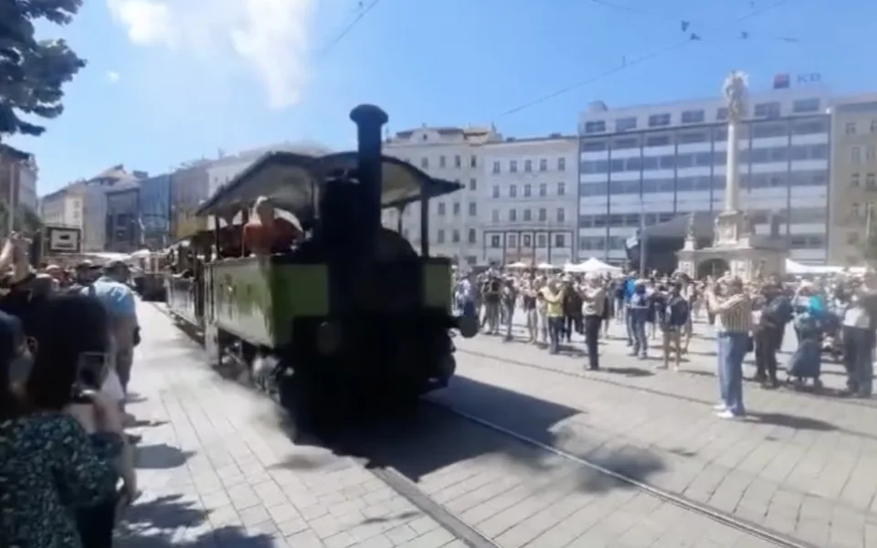 Centrem Brna projížděli závodníci v historických autech, ale i koňské i parní tramvaje