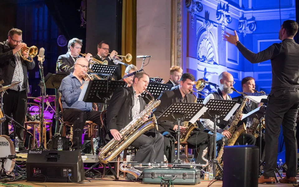 Prvotřídní jazz ovládne nádvoří Staré radnice. Zahrají známé osobnosti i studenti. Vstup je zdarma