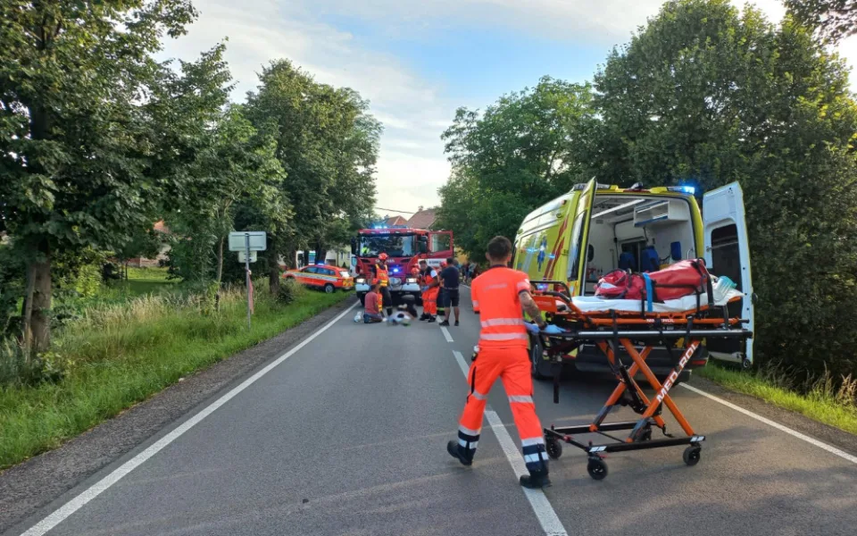 Srážka dvou aut u Brna skončila tragicky. Žena svým zraněním na místě podlehla