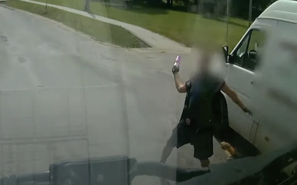 VIDEO: Řidič hrozil druhému pěstí, pak ho začal vybržďovat a nakonec mu rozbil čelní sklo lahví