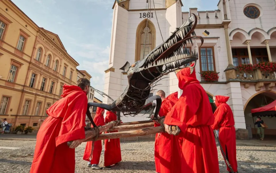 Trutnovský drak dorazil do Brna, nadšenci tak připomněli starou pověst. Po víkendu se vrátí zpátky do Trutnova