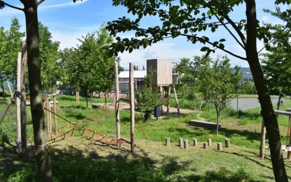 Na Kraví hoře místo zanedbaných zahrádek vyrostl nový park s dětským hřištěm. Vše, co tam roste, je jedlé
