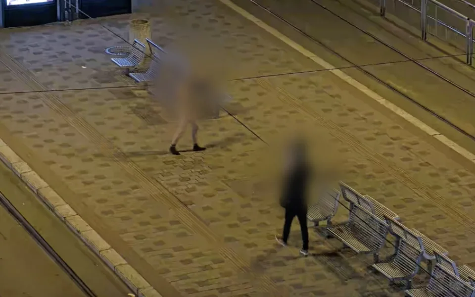 VIDEO: Já ju miluju, vysvětloval opilý muž, který po rozchodu chodil nahý ulicemi Brna