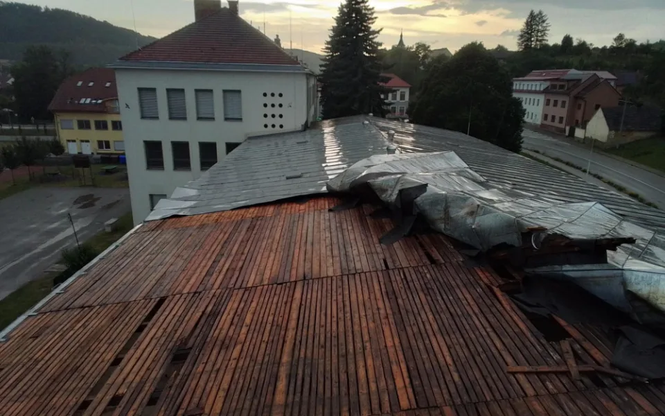 Bouřky na jihu Moravy vyvrací stromy a komplikují železniční dopravu. Na Tišnovsku déšť poškodil střechu tělocvičny