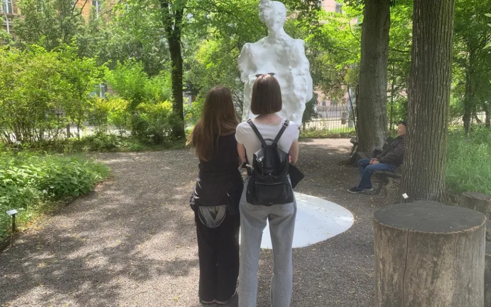 Peřina, potápěč nebo těstovina. V brněnské botanické zahradě vystavují sochy studenti umění