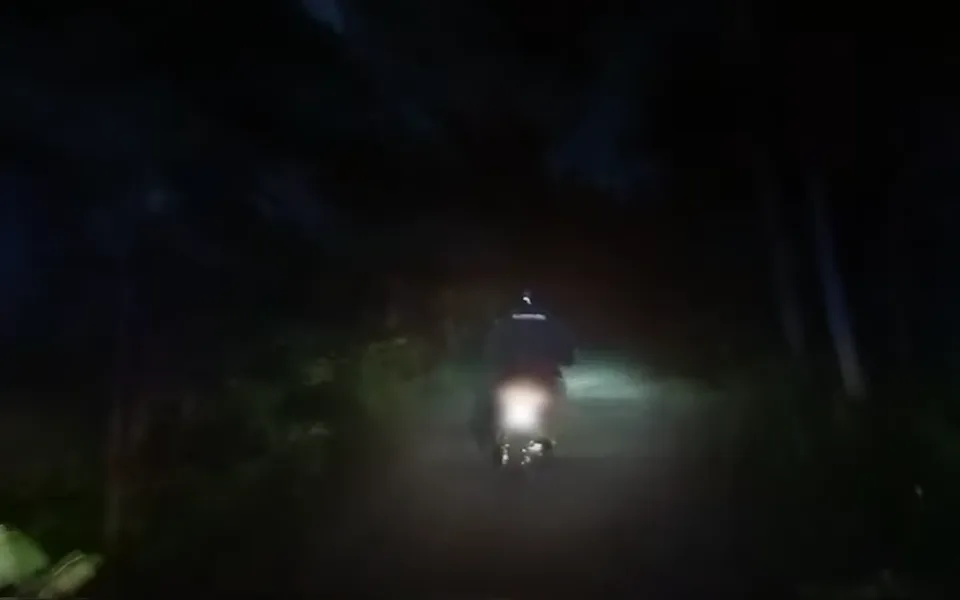 Opilý muž na skútru ujížděl policistům do lesa. Dostal smyk a vyválel se v bahně