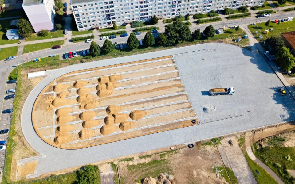 V Břeclavi staví nový atletický ovál. Doplní ho multifunkční hřiště a velodrom