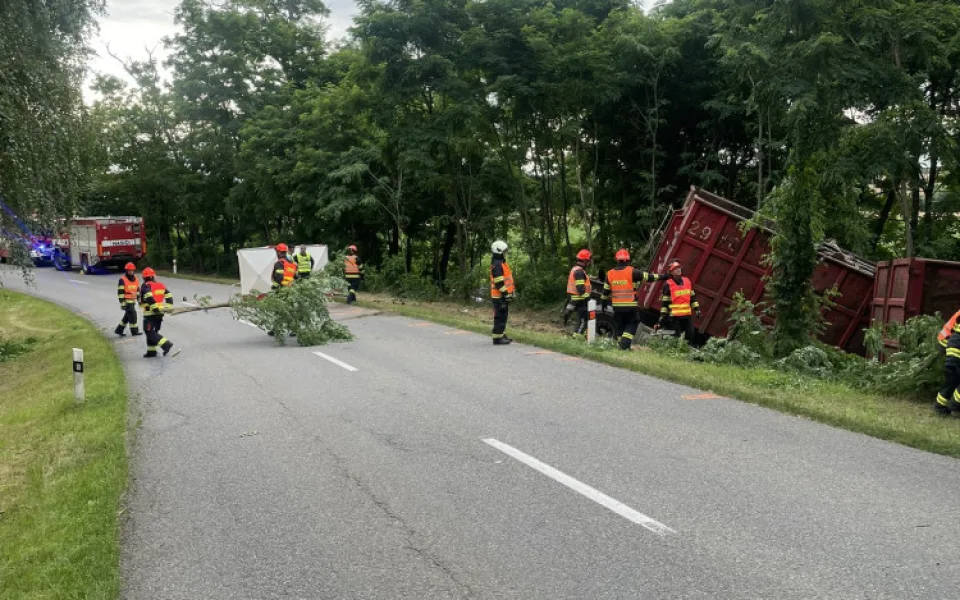 Srážka nákladního auta s osobákem skončila tragicky. Jeden člověk na místě zemřel