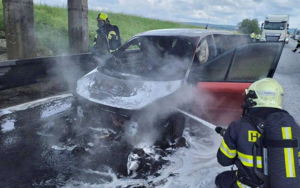 Požár osobního auta zastavil provoz na dálnici u Brna