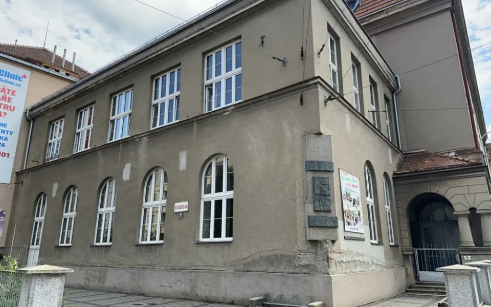 Radní městské části Brno-střed zatím neplánují změny ve vedení ZŠ Kotlářská, které údajně neřeší šikanu