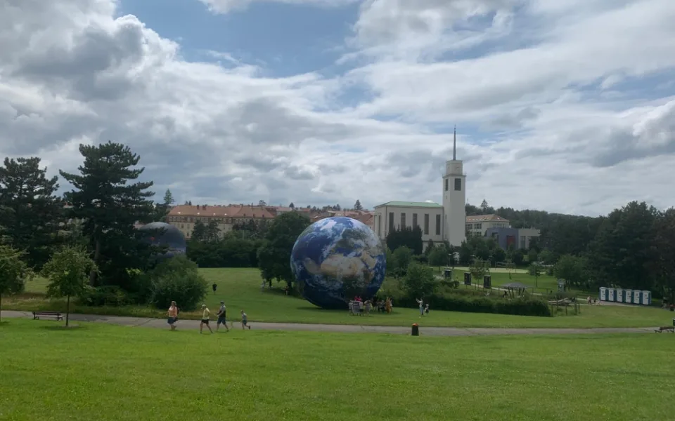 VIDEO: Lidé v Brně mají vesmír na dosah ruky. Obdivují obrovské modely planet na Kraví hoře