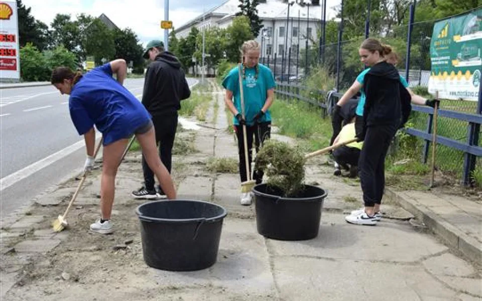 Studenti přes léto zkrášlují Hodonín. Pomáhají i s odstraňováním pohozených odpadků