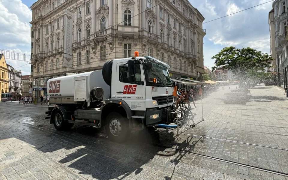 V Brně bojují s vedry. Rozpálené ulice i kolemjdoucí zchladí kropicí vozy