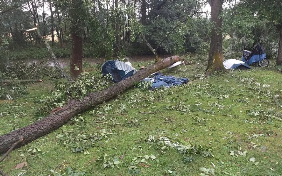 Jihem Moravy se prohnala silná bouřka. V kempu na Znojemsku spadl strom na stan a zranil člověka
