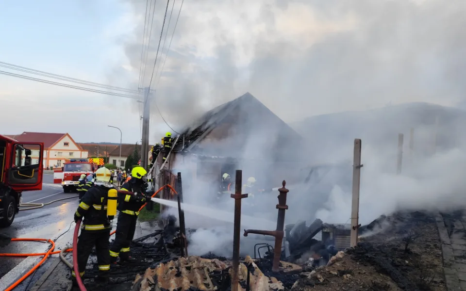 Rodině se třemi dětmi na Znojemsku shořel dům. Charita uspořádala sbírku