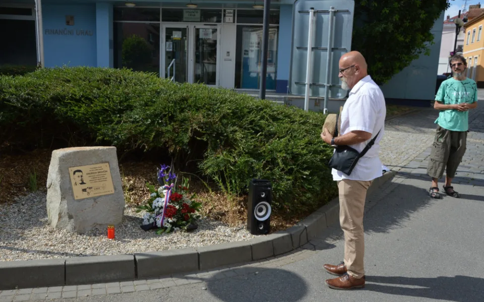 V rodné Břeclavi věnovali pomník pilotovi, který zahynul při nehodě s Tomášem Baťou