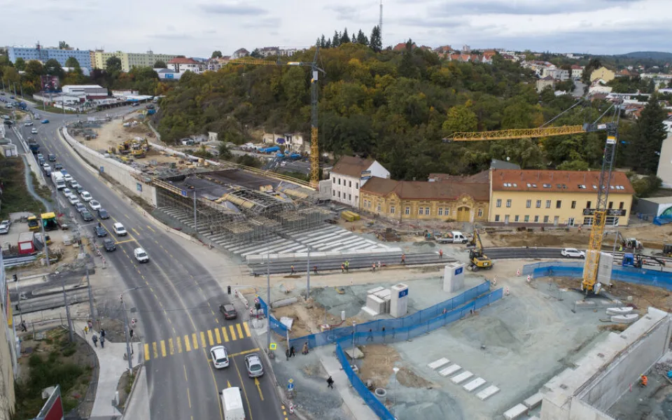 Silničáři už na Tomkově náměstí v Brně finišují. Po hlavní trase auta projedou v půlce srpna