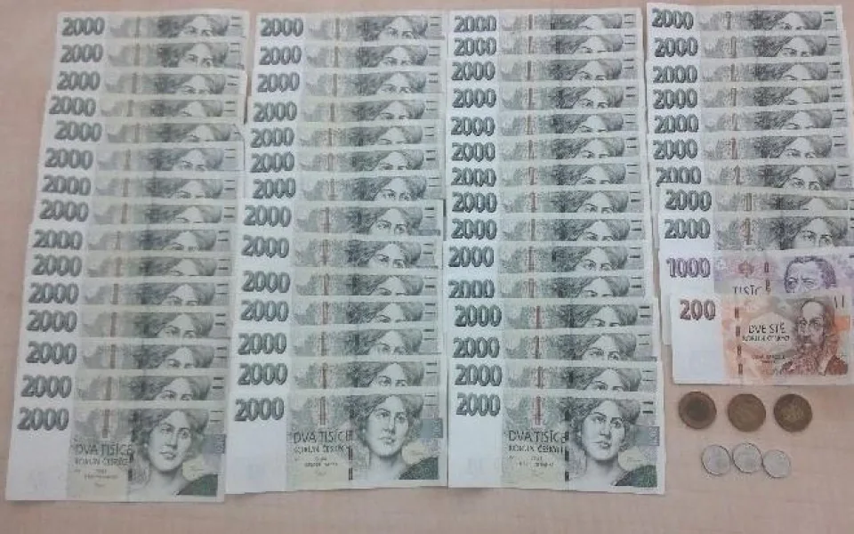 V Brně se válelo sto tisíc pod lavičkou. Bankovky se tam zakutálely nepozornému seniorovi
