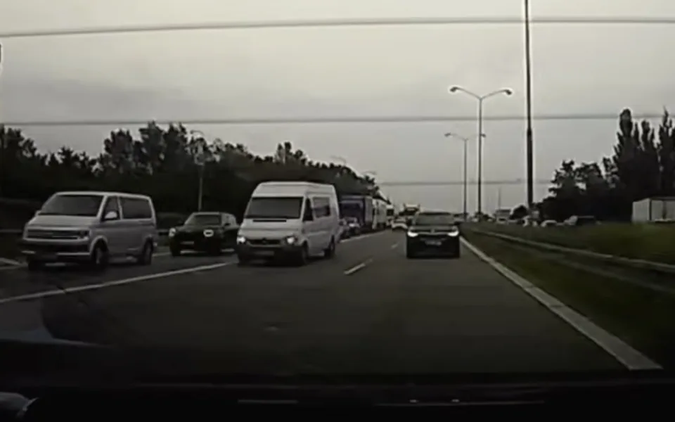 VIDEO: Muž si uřízl prsty a spěchal do nemocnice. Policie ho protáhla hustým provozem