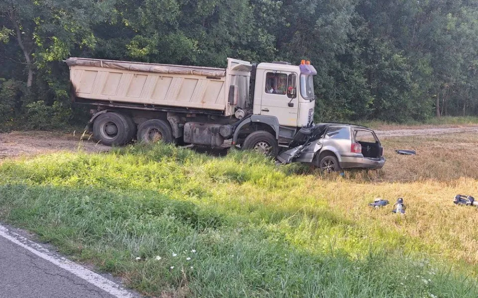 Na Břeclavsku vyjel náklaďák do protisměru a smetl protijedoucí auto. Řidič osobáku nepřežil