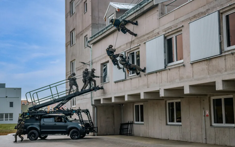 Speciálně vyškolení policisté cvičí v brněnských Řečkovicích