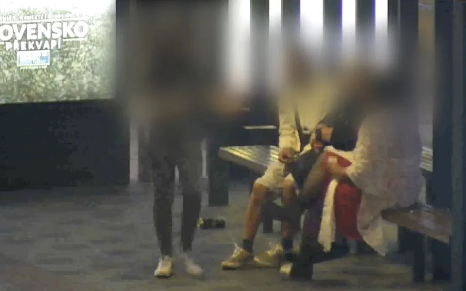 VIDEO: Mladík chtěl v Brně pomoci dívce a půjčil jí telefon. Ta si ho dala mezi prsa a odešla