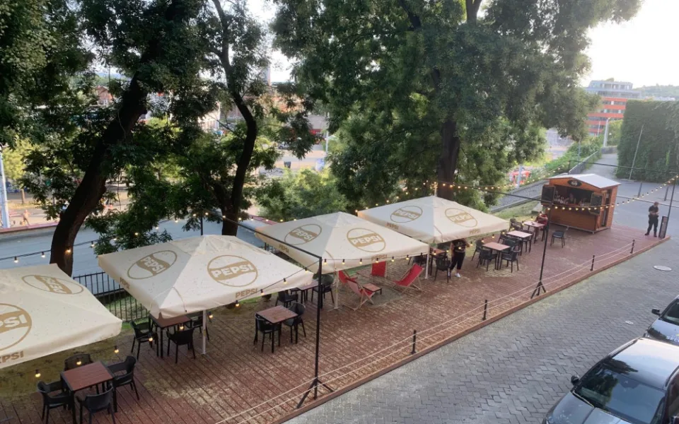 VIDEO: Brněnská ulice Bašty prošla proměnou. Lidé tam posedí na stometrové terase