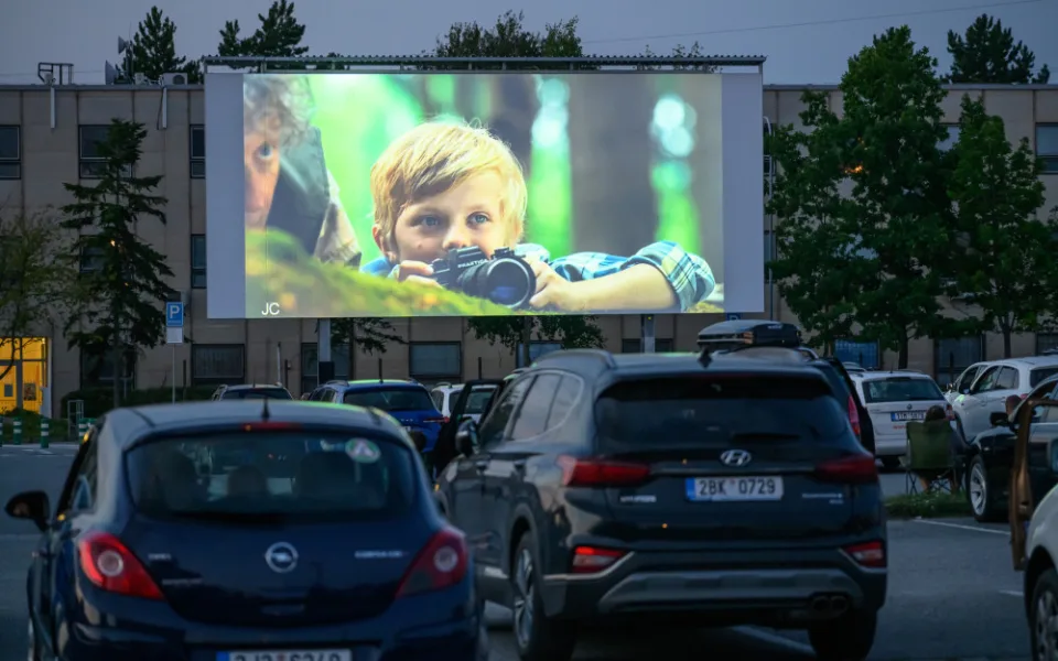 Dukovanská elektrárna opět chystá letní autokino. Výtěžek z promítání přispěje dětem, které touží jet k moři