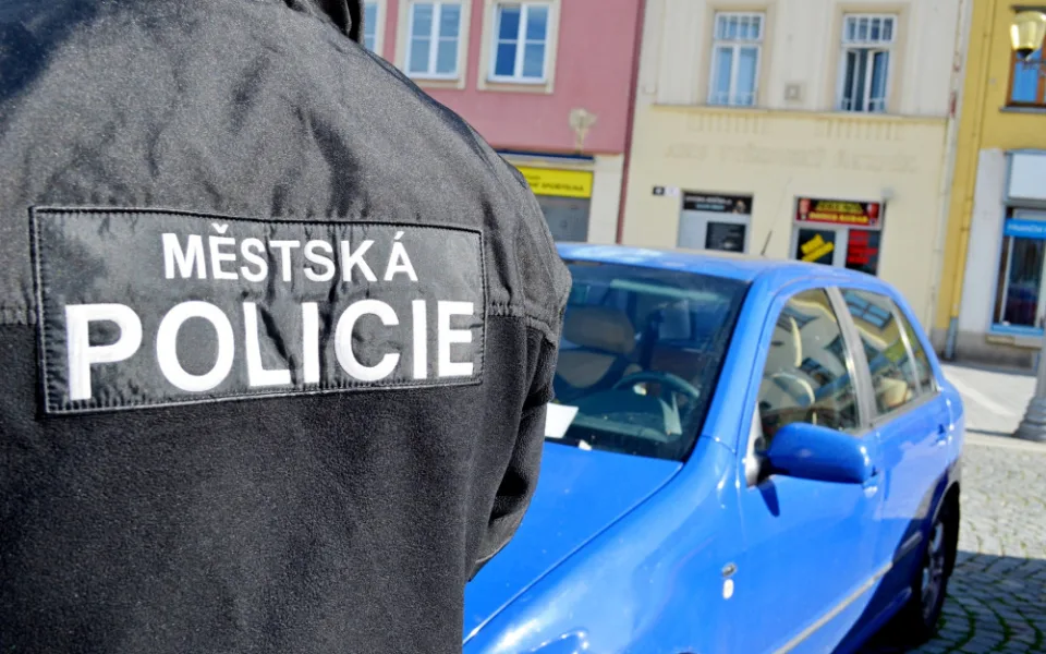 Roztržitý zloděj ve Vyškově vykradl drogerii, zapomněl tam lup i vlastní batoh. Strážníkům se přihlásil sám
